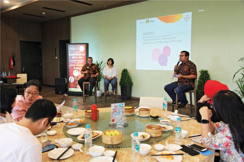 Sinarmas World Academy (SWA) held a seminar titled "Parenting in the Digital Era'
