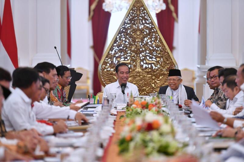 Jokowi and Ma'aruf Amin leads the first cabinet meeting