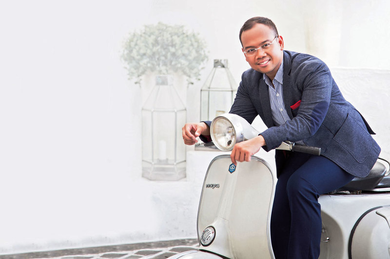 Picture of Ari Wibowo, Indonesian tenor singer on a vespa