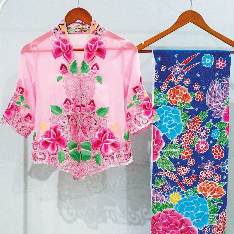  Batik Nona Jakarta: Hand-drawn Jakarta Batik Textiles