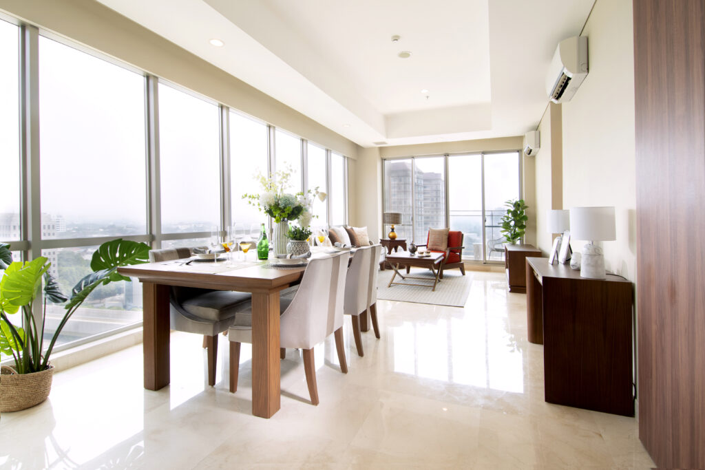The elegance of Japan is fused with the subtle warmth of Indonesia in the complex's roomy spaces, forming functional comfort in its 2-bedroom and 3-bedroom units. Interior design materials are carefully selected in service of that and to satisfy the needs of the modern family, which in turn welcomes them to BRANZ Simatupang to relax their lifestyles in sophistication.
