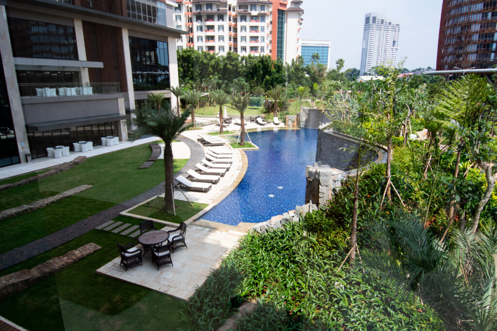The facilities at BRANZ Simatupang are thoughtfully designed to meet the needs of all family members. Residents can enjoy the swimming pool, fitness areas, children’s playground, and lounges, all aimed at supporting an active, balanced lifestyle. These amenities create opportunities for parents to relax and for children to play, ensuring that everyone in the family can enjoy their time at home to the fullest.