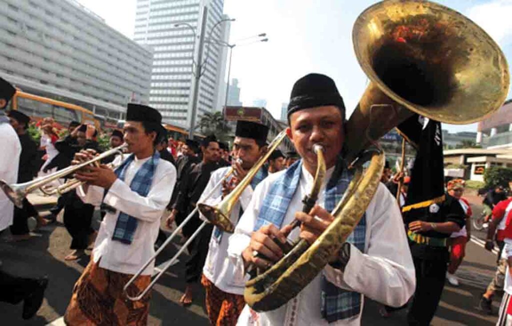 Despite being considered traditional Betawi music, the instruments of the tanjidor are western, consisting of a clarinet, piston, trumpet, trombone and the typical French horn. Then there are the drums (membranophones), symbols, and side drums. There is no fixed number of performers to a tanjidor group, an ensemble can vary ranging from a duo to a group of seven or even ten — a complete orchestra! The tanjidor is brought in to liven up events such as wedding parties, circumcision processions, and parades on big days.